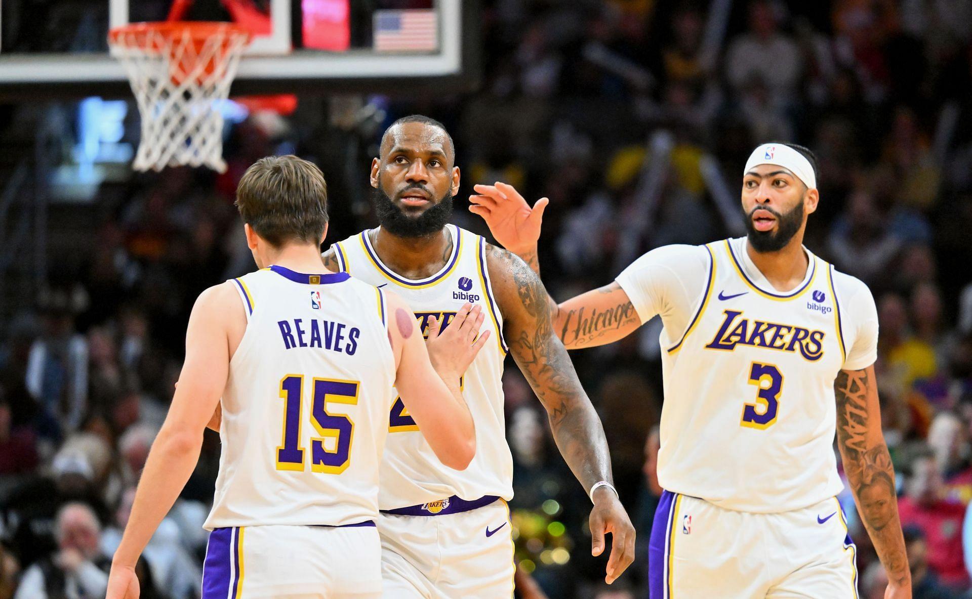 包含洛杉矶湖人战胜纽约尼克斯，NBA东西部焦点战火热上演的词条